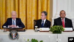 25일 백악관 이스트룸에서 열린 미-태평양도서국포럼(PIF) 정상회의에서 조 바이든(왼쪽) 미국 대통령의 발언을 토니 블링컨(가운데), 시아오시 소발레니 통가 총리가 듣고 있다. 