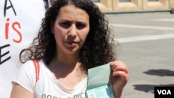 მეუღლე ლეილა მუსტაფაევა აფგან მუხთარლის პასპორტით ხელში