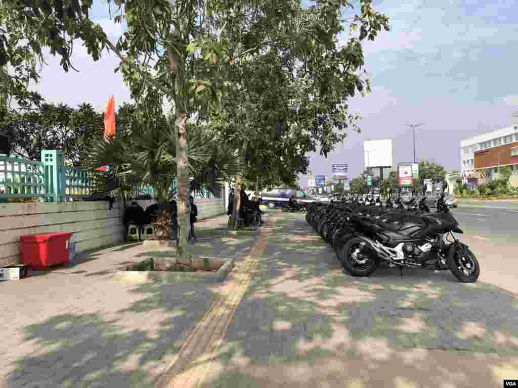 កម្លាំង​សមត្ថកិច្ច​ចម្រុះ ដែល​មាន​ក្រុម​កងរាជ​អាវុធ​ហត្ថ និងកង​កម្លាំង​ទាហា​ន​ជាច្រើន​រយ​នាក់​ប្រដាប់​ដោយ​អាវុធ​ ល្បាត​នៅ​​ខាងមុខ អាកាសយានដ្ឋាន​អន្តរជាតិ​ភ្នំពេញ​រង់ចាំ​ការ​វិល​ត្រឡប់​របស់​លោក សម រង្ស៊ីមេដឹក​នាំ​ក្រុម​ជំទាស់​​នា​ថ្ងៃសៅរ៍ ទី​០៩ វិច្ឆិកា ឆ្