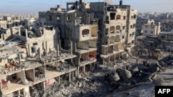 가자지구 라파 난민촌에서 밤새 진행된 이스라엘군 공습 이후 22일 촬영한 건물과 사원 잔해.