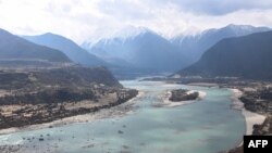 ​ພາບ​ທີ່​ຖືກ​ຖ່າຍ​ໃນ​ວັນ​ທີ 28 ມີ​ນາ 2021 ສະ​ແດງ​ໃຫ້​ເຫັນ​ຮ່ວມ​ພູ ຢາ​ລຸງ ຊາ​ໂບ ເມືອງ ຍິງ​ຈິ, ໃນ​ພາກ​ພື້ນ ທິ​ເບດ.