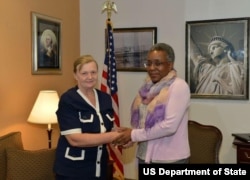 AQSh elchisi Pamela Spratlen huquq himoyachisi Yelena Urlayeva bilan, iyun, 2015