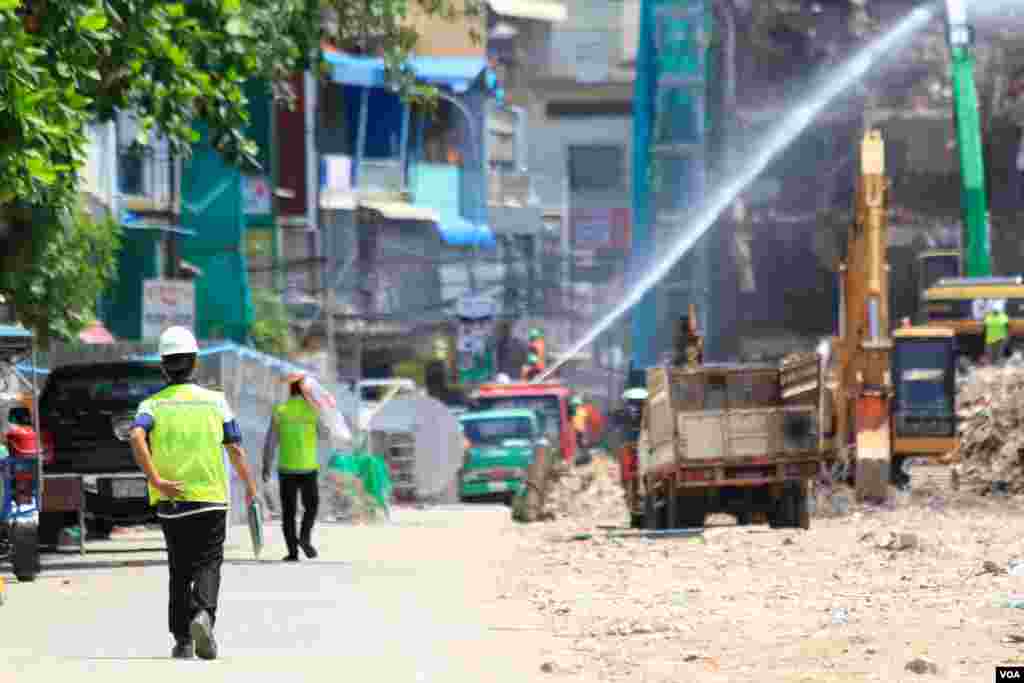 សកម្មភាព​នៃ​ការ​វាយកម្ទេច​អគារប៊ូឌីញ​ ឬ​ "អគារ ស​" ដែល​ជិត​ដល់ទី​បញ្ចប់ ​ក្នុង​រាជធានី​ភ្នំពេញ​ នាថ្ងៃទី​២៤​ ខែសីហា​ ឆ្នាំ២០១៧។ ​អគារ​ប៊ូឌីញ​ កសាង​ឡើង​ក្នុង​អំឡុង​ឆ្នាំ១៩៦០​ ហើយ​អគារ​នេះ​ចាប់ផ្តើម​វាយកម្ទេច​នា​ខែ​ កក្កដា​ ឆ្នាំ​២០១៧។ (ហ៊ាន សុជាតា/VOA)