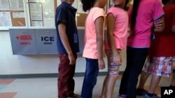 Trẻ em nhập cư tại 1 trung tâm tạm giam ở thành phố Karnes, Texas, 10/9/2014.