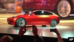 Mobil listrik 'Model 3' produksi terbaru Tesla Motors dipamerkan di Hawthorne, California, Kamis (31/3).
