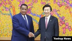 윤병세 한국 외교부 장관(오른쪽)과 이브라힘 간두르 수단 외교부 장관이 1일 서울 세종로 외교부에서 회담을 갖기에 앞서 악수하고 있다.