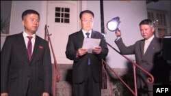 김명길 북한 외무성 순회대사가 지난달 5일 스톨홀름의 북한대사관 앞에서 미-북 실무협상이 결렬됐다며 성명을 발표했다.