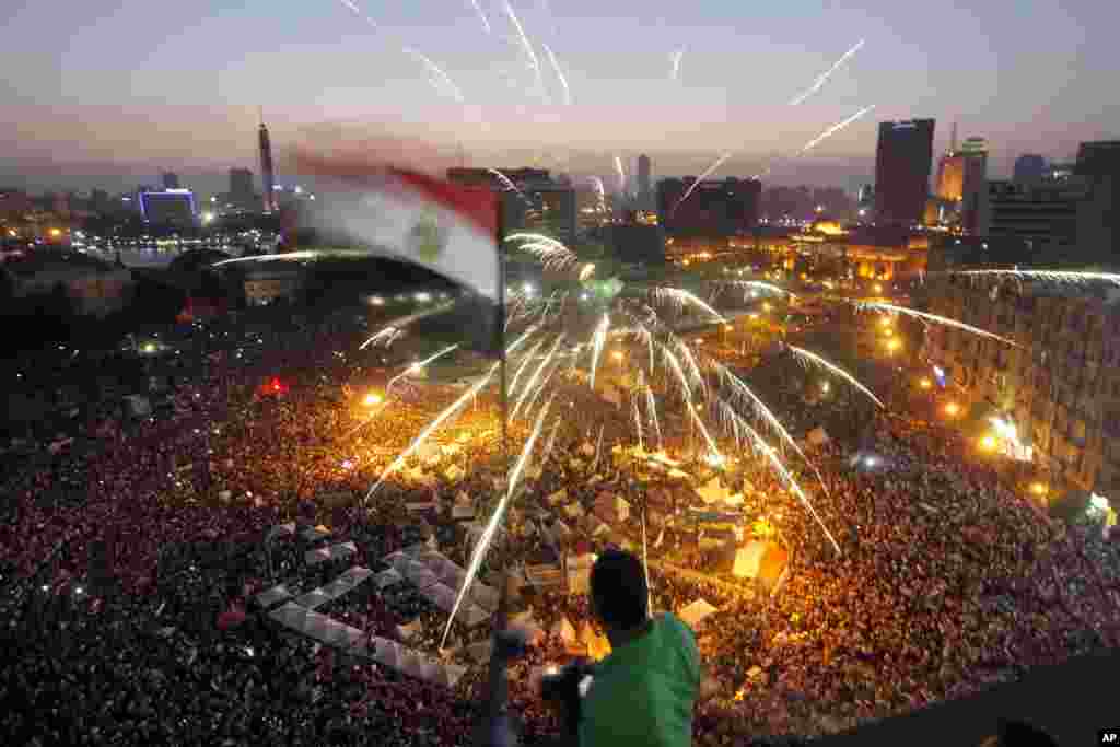 Demonstrasi menentang Presiden Mesir Mohammed Morsi di Alun-Alun Tahrir di Kairo (30/6). (AP/Amr Nabil)