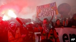 法国民众在巴黎举行反对法国总统马克龙的退休金改革计划的抗议活动。(2023年3月15日)