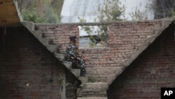 Seorang anggota paramiliter India berjaga di dekat lokasi serangan di Shopian, selatan Srinagar, Kashmir yang dikuasai India. (Foto: dok).