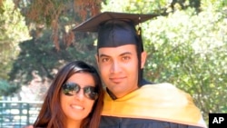 Abdulrahman al-Sadhan berpose dengan saudara perempuannya Areej Al Sadhan di Universitas Notre Dame de Namur, universitas Katolik swasta, di Belmont, California, 4 Mei 2013. (Keluarga Abdulrahman al-Sadhan via AP)