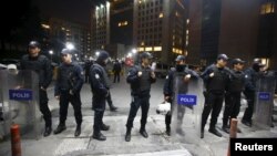 Turkish riot police stand guard in front of the Justice Palace in Istanbul, March 31, 2015.