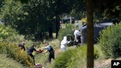 26일 프랑스 리옹 인근 미국계 가스공장에서 테러가 발생한 가운데 경찰이 사건 현장을 수색하고 있다.