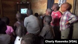 Les enfants regardent la télévision à l'orphelinat "Maman Marie" de Beni, en RDC, 17 octobre 2018. (VOA/Charly Kasereka)