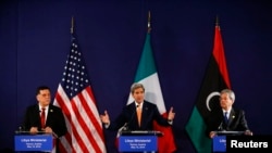 利比亚总理法伊兹·萨拉杰（左）美国国务卿克里和意大利外长（右）在维也纳的记者会上（2016年5月16日）