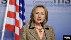 Menlu AS, Hillary Clinton berbicara dalam konferensi keamanan di Munich, Jerman Sabtu (5/2).