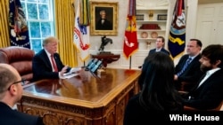 2019年4月23日美国总统特朗普在椭圆形办公室会见推特首席执行官杰克·多尔西（特朗普推特图片）。