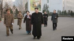 북한 김정은 국방위원회 제1위원장이 최근 개보수를 마친 평천혁명사적지를 시찰했다고 조선중앙통신이 지난 10일 보도했다. 김 제1위원장은 이날 "우리 수령님(김일성 주석)께서 이곳에서 울리신 역사의 총성이 있었기에 오늘 우리 조국은 자위의 핵탄, 수소탄(수소폭탄)의 거대한 폭음을 울릴 수 있는 강대한 핵보유국으로 될 수 있었다"고 말했다. (자료사진)