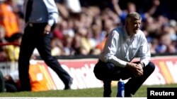 Arsène Wenger, entraîneur d'Arsenal accroupi au Stade du Millennium, 20 avril 2018. Action Images / Tony O'Brien/File