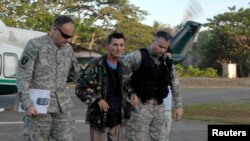 Tentara militer AS mengawal warga Australia Richard Rodwell yang diculik militan di Filipina selatan, 2013 (Foto: dok).