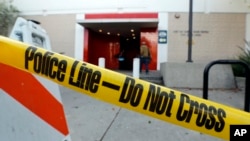 La police a bouclé une rue avec un ruban jaune interdisant le stationnement des voitures en face du poste des policiers, West Los Angeles, 8 février 2013