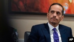 Perdana Menteri sekaligus Menlu Qatar Sheikh Mohammed bin Abdulrahman bin Jassim Al-Thani menghadiri konferensi pers mengenai perang Israel dan Hamas di Washington, Amerika Serikat, 8 Desember 2023. (Foto: Jacquelyn Martin/AFP)