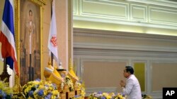 លោក​​​ប្រយុទ្ធ​​​ ចាន់អូចា​​​កំពុង​​​សម្ដែង​​​ការ​​​គោរព​​​ចំពោះ​​​ការ​​​ទទួល​​​ស្គាល់​​​របស់​​​ព្រះ​​​មហាក្សត្រ​​​ថៃ​​​ឲ្យ​​​លោក​​​ធ្វើ​​​ជា​​​នាយក​​​រដ្ឋ​​​មន្ត្រី​​​។