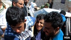 Pengunjuk rasa yang terluka dibawa untuk mendapat perawatan medis. Kerusuhan marak di Yaman selain karena ketidakpuasan pada Presiden Ali Abdulah Saleh, juga akibat serangan militan di negara itu.