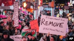 Protes Anti-Trump di Times Square, New York, 17 Desember 2019. (Foto: dok)