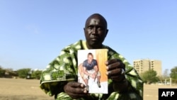 Découvreur de talents de football, Jules Boucher, qui a découvert Sadio Mane, montre une photo de l'homme vedette du Sénégal et de Liverpool, le 16 mai 2018.