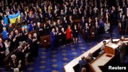 چند روز پس از سخنرانی ولادمیر زیلینسکی، رییس جمهور امریکا در کانگرس امریکا، قانونگذاران امریکایی کمک ۴۵ میلیارد دالری را برای اوکراین تصویب کردند