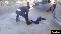 FILE - Seorang pria yang diduga korban serangan gas kimia di Khan Sheikhoun, Suriah, April 4, 2017.