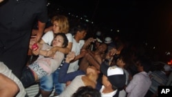 ជន​រង​គ្រោះ​នៃ​ការ​ផ្អើល​រត់​ជាន់​គ្នា​ត្រូវ​បាន​គេ​លើក​ដាក់​ក្នុង​រថយន្ត​សង្គ្រោះ​មួយ​នៅ​​ទី​ក្រុង​ភ្នំពេញ​ ក្នុង​ឧបទ្ទវហេតុ​មួយ​ដែល​នាយករដ្ឋមន្ត្រី​ខ្មែរ​ហៅ​ថា​ជា​ សោកនាដកម្ម​អាក្រក់​បំផុត​តាំង​ពី​សម័យ​ខ្មែរ​ក្រហម​មក។