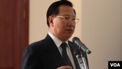 លោក​ ឈាង វុន​ អ្នក​នាំ​ពាក្យ​រដ្ឋសភា​ និង​ជា​តំណាងរាស្ត្រ​គណបក្ស​កាន់​អំណាច ធ្វើសន្និសីទ​សារព័ត៌មាន​ បន្ទាប់​ពី​កិច្ច​ប្រជុំ​សភា​ពេញ​អង្គ​នៅ​រដ្ឋសភា​ ដក​លោក​ កឹម សុខា​ ពី​តំណែង​អនុប្រធាន​ទី​១​នៃ​រដ្ឋ​សភា​ កាល​ពី​ថ្ងៃ​ទី​៣០​ ខែ​តុលា​ ឆ្នាំ​២០១៥។​ (ហ៊ាន សុជាតា​/ VOA)