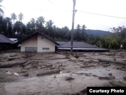 Rumah-rumah warga yang terendam lumpur pasca Banjir Bandang di desa Bangga, Kecamatan Dolo Selatan, Kabupaten Sigi, Sulawesi Tengah. (29/4). (Foto: BPBD Kabupaten Sigi)
