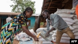 Une femme reçoit une aide en tant que de déplacés internes le 20 mai 2019 dans le village de Cherqo, dans le sud de l'Éthiopie.