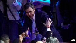 Bivši kongresmen iz Teksasa, Beto O'Rurk pozdravlja se sa pristalicama posle debate u Hjustonu, 12. septembra 2019.