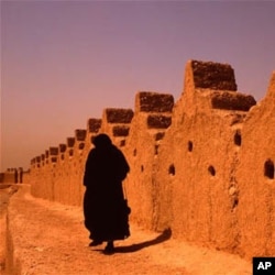 Ayollar Saudiya Arabistonida yolg'iz yura olmaydi