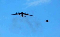 俄罗斯一架图-95远程轰炸机2008年2月9日在日本以南美军航母附近被拦截（美国海军照片）