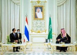 Putra Mahkota Saudi Mohammed bin Salman (kanan), bertemu dengan Perdana Menteri Thailand Prayuth Chan-ocha, di Istana Kerajaan di Riyadh, Arab Saudi, Selasa, 25 Januari 2022. (Istana Kerajaan Saudi via AP).