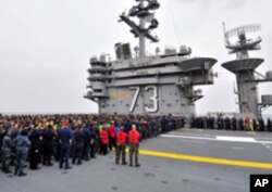 乔治华盛顿号航母水兵在甲板集结待命