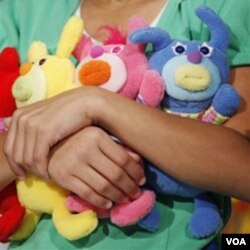 Orang tua perlu memilih mainan yang aman bagi anak-anak.