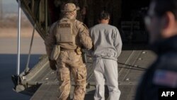 ภาพจากกองทัพบกสหรัฐฯ และสำนักงานตรวจคนเข้าเมืองและศุลกากรแห่งสหรัฐฯ ด้วยความร่วมมือกับสำนักงานศุลกากรและการป้องกันชายแดนของสหรัฐฯ (CBP) ที่ช่วยเหลือการเนรเทศผู้อพยพเข้าเมืองผิดกฎหมาย ที่รัฐเท็กซัส 8 ก.พ. 2024 (Photo by Adaris Cole / US ARMY / AFP)