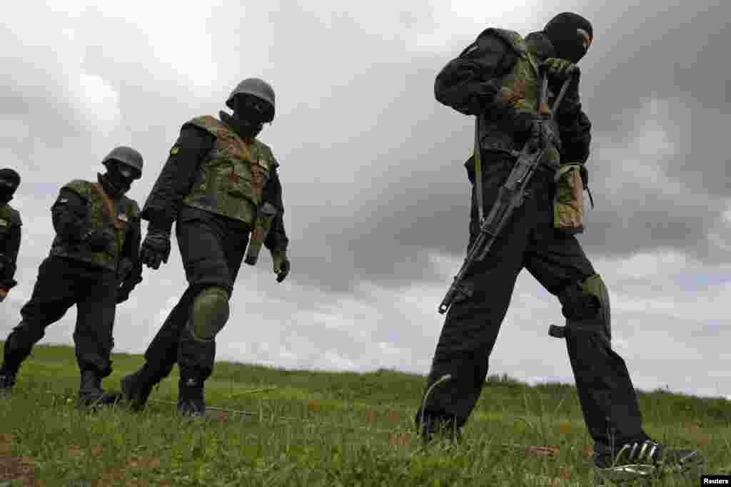 Members of the &quot;Donbass&quot; self-defense battalion train at a National Guard base,&nbsp;near Kyiv, June 2, 2014.