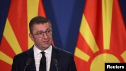 Премиерот на Северна Македонија Христијан Мицкоски зборува за време на заедничката прес-конференција со унгарскиот премиер Виктор Орбан во Будимпешта, Унгарија, 4 март 2025 година.