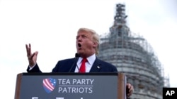 Donald Trump saat menjadi kandidat presiden dari Partai Republik berbicara di sebuah rapat umum yang diselenggarakan oleh Tea Party Patriots di Capitol Hill di Washington, 9 September 2015, untuk menentang kesepakatan nuklir Iran. 