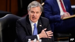 នាយក​​ការិយាល័យ​ស៊ើប​អង្កេត​សហព័ន្ធ​ FBI លោក Chris Wray​ ថ្លែងទៅកាន់គណៈកម្មាធិការបន្ទុកកិច្ចការច្បាប់ប្រចាំព្រឹទ្ធសភាអាមេរិក នៅវិមានសភាក្នុងរដ្ឋធានីវ៉ាស៊ីនតោន កាលពីថ្ងៃទី២ ខែមីនា ឆ្នាំ២០២១។