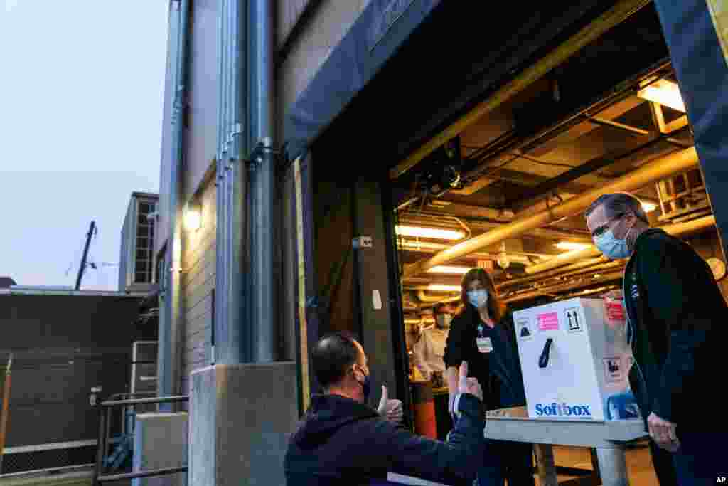 미국 발송 업체 페덱스의 운전사가 화이자-바이오엔텍의 신종 코로나바이러스 백신을 로드아일랜드주 프로비던스의 로드아일랜드 병원에 배달한 뒤 엄지 손가락을 들어보였다. 