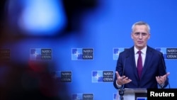Sekretaris Jenderal NATO Jens Stoltenberg menghadiri konferensi pers selama pertemuan para menteri luar negeri NATO di markas besar Aliansi di Brussels, Belgia, 29 November 2023. (Foto: REUTERS/Johanna Geron)