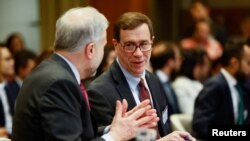 리처드 비섹(가운데) 미 국무부 법률고문 직무대행이 21일 네덜란드 헤이그 국제사법재판소(ICJ)에서 이스라엘의 팔레스타인 지역 점령에 관한 심리에 참석하고 있다.